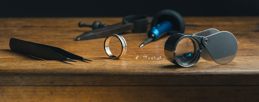 Ring und Brillanten mit Schmuckmacher Werkzeug