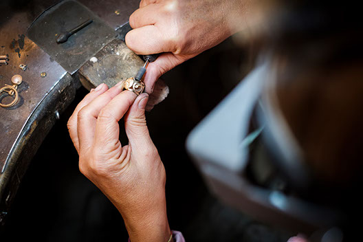 Mann arbeitet an Schmuck