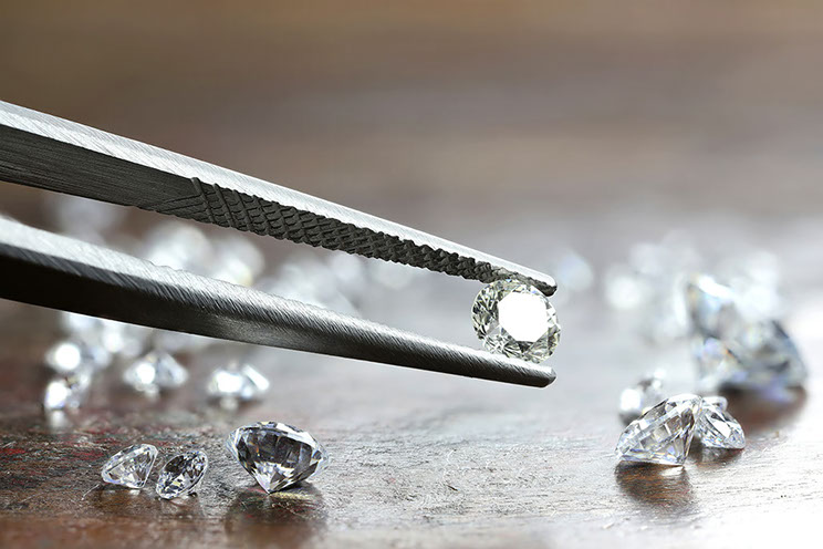 Handwerk Brillanten mit Pinzette